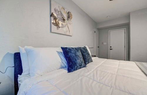 Modern Home-Downtown-3 Bedroom- King Bed - Foto 16