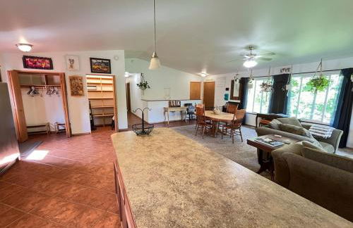 Cozy Palmer Retreat with Steam Sauna and Playground - Foto 8