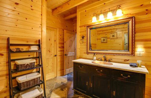 Hot Tub and Fire Pit Wooded Cabin Near DeSoto Park! - Foto 21