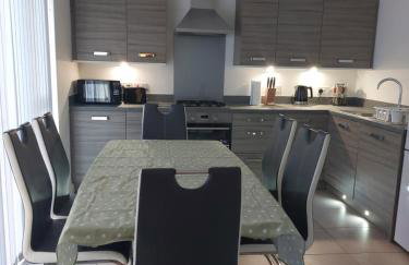 Beautiful 4-Bedroom House with Private Garden & Parking - Foto 31