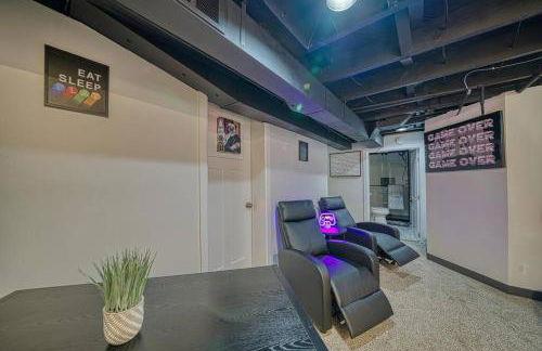 Beautiful Modern home with all year use HOT TUB, Pool table, Game room, & Propane fire pit!! - Foto 26