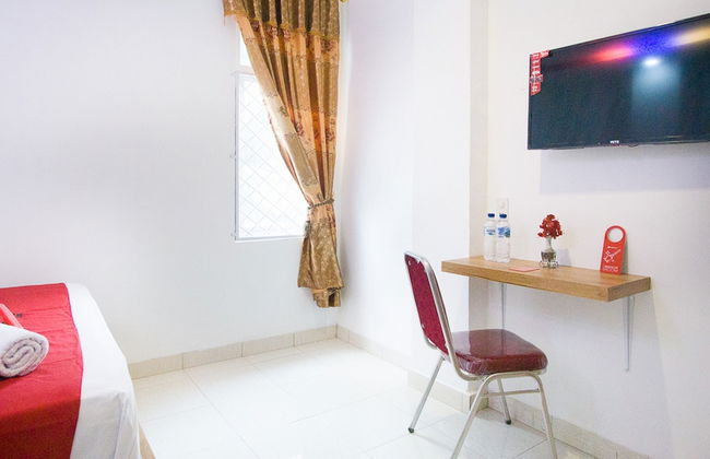 RedDoorz @ RS Adam Malik Medan - Photo 6