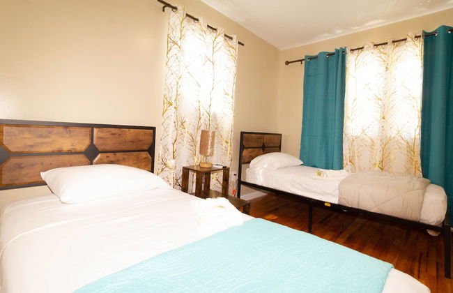 Cheerful & Beautiful 3-Bedroom Ranch - Photo 14