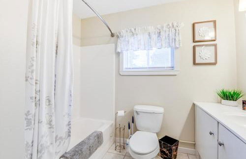 Charming and Cozy Cabin Near Lake Champlain! - Foto 14