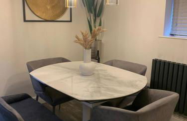 7 bed 3 bath M25 Long term Parking - Foto 9