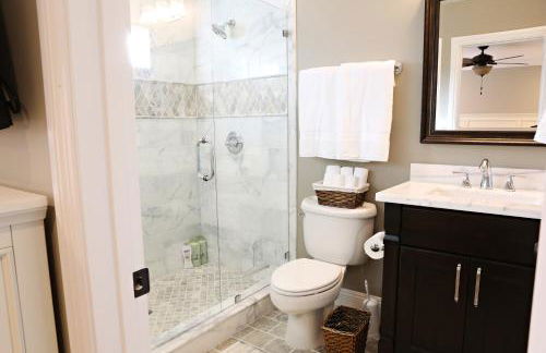 Stunning 8 bedroom 6 bathroom Pool Home - Photo 19