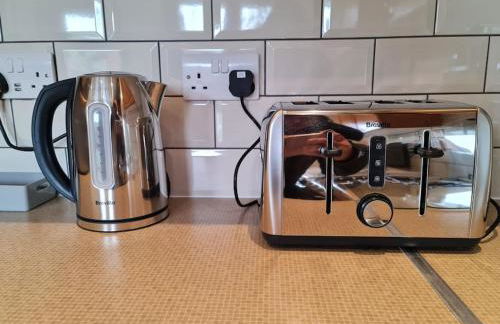 London Luxury 6 Bedroom Family House Sleeps 12 people Parking for 4 Cars Close to tube. - Foto 50