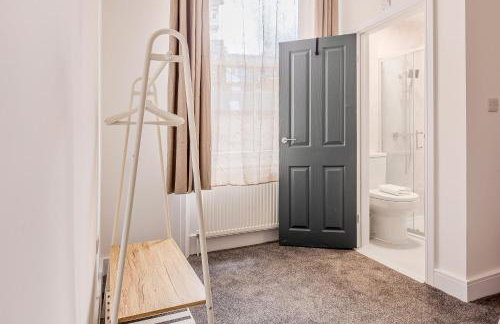 Immense Bright 5BR House near Kensington Olympia - Photo 35