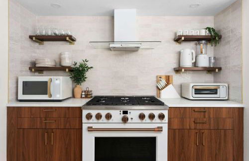 Luxury Zilker Home Pool Hot Tub and 2 Kitchens - Photo 43