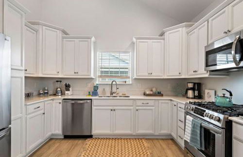 Gorgeous Home with Huge Private Pool and Game Room - Foto 11