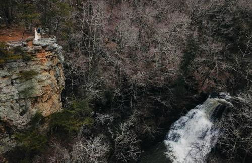Rustic Chic Alabama Cabin w Loft Fire Pit Pet Friendly Fenced Yard Lake Guntersville - Lucky Lodge - Foto 80