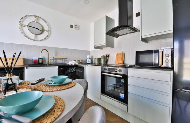 North Road New Luxe Flats with Parking - Photo 52