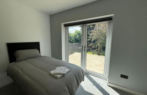 Brand New 4 Bed Deluxe Modern Villa - Sleeps 9 - Private Parking & Garden - Foto 7