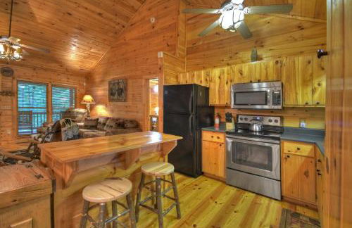Ole Bear Paw Cabin - Cherry Log GA - Cozy Retreat, Stunning Views, Hot Tub, Outdoor Fire Pit, Porch Swing - Foto 11