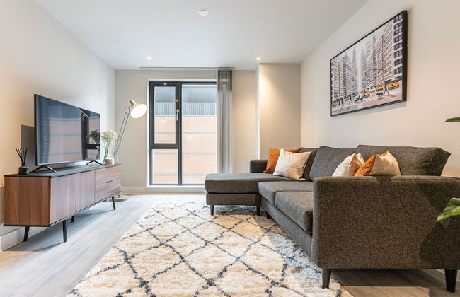 Stylish 2 Bed 2 Bath Apt in BMH City Centre - Photo 1