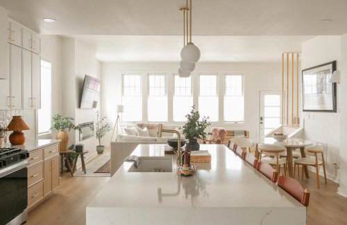 Downtown Indy, Rooftop Deck with Hot Tub, Gym, Bikes, Tesla Charger - Photo 40