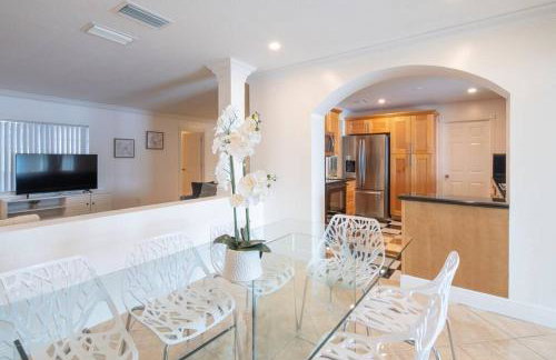 Stunning Lake-Front Villa with Pool & Spa - Foto 28