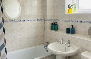 3 Bedroom House Garden Free Parking 15 min to centre 5 min to motorway - Foto 22