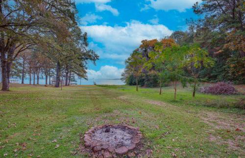 Lakefront Frankston Cabin with Dock and Fire Pit! - Foto 24