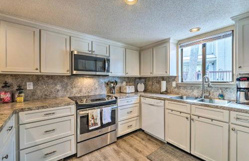 Single-Story Fairfield Bay Condo with Deck! - Foto 15