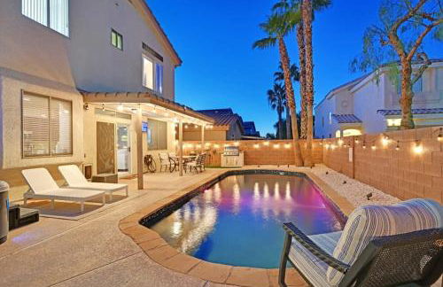 Stunning 4BR Getaway w Pool, Hot Tub, & Firepit - Foto 27