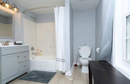 Renovated 3 bedroom close to downtown! - Photo 12