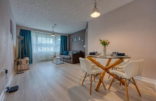 Solihull 2-Bed Flat with Parking-Ideal for Contractors, Business, Long Stays - Photo 3