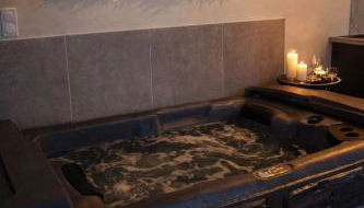 Eden House, Cocon sensuel et romantique avec jacuzzi - Photo 2