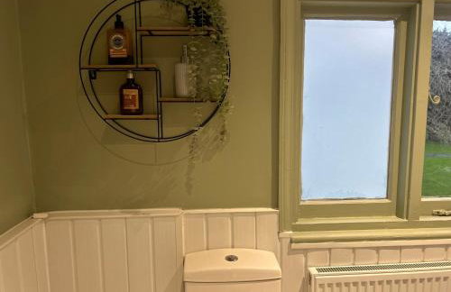 Park View is a beautiful whole entire house close to town centre, sleeps 8 in 4 rooms, 2 doubles and 4 single beds with 2 shower rooms, available for holidays, insurance stays, trades people, contractors, pets welcome - Foto 33