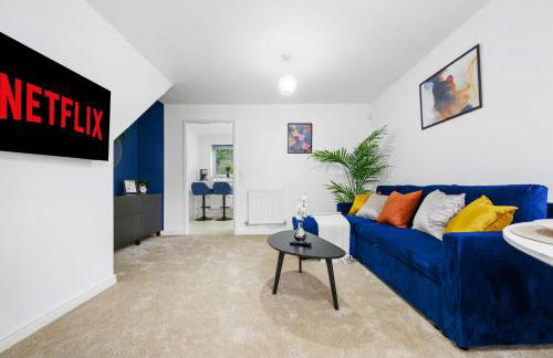 Superb Two Bedroom House Near Etihad & Coop Live - Free Parking - Foto 17