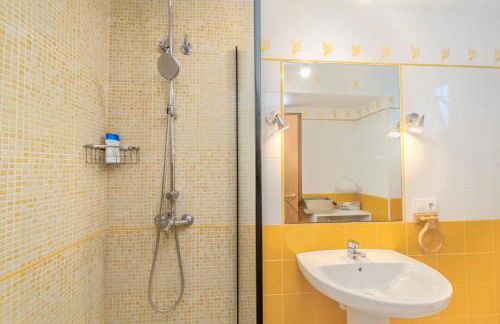 Amplio piso de 100m2 con 3 hab, wifi rápido, AC - Photo 17