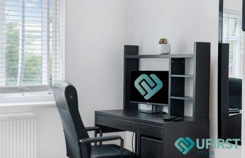 Delightful 3BR Home - Hot Tub - Near Castle, QMC - City Centre & Trent Bridge - Free WiFi & Parking - Sleeps 6 - Foto 19