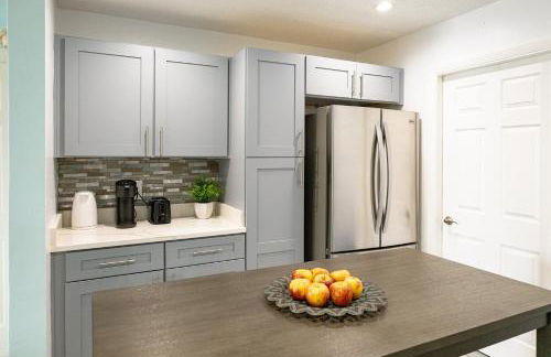 Marlin's Palm Oasis - Beach House, Amazing Pool, BBQ Area - Photo 20