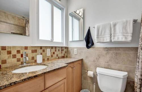 3 min. walk to Wilton Drive, pool and huge yard - Photo 15