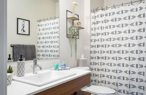 TC Sweet Pea - 2-Bedroom Condo Near Downtown TC! - Photo 17