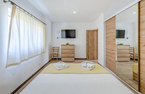 Villa Gariful, Sleeps 8 with Pool & Pet Friendly - Photo 63