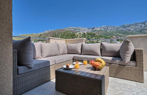 Luxury Mountain View Escape with Private Jacuzzi Split area - Photo 37