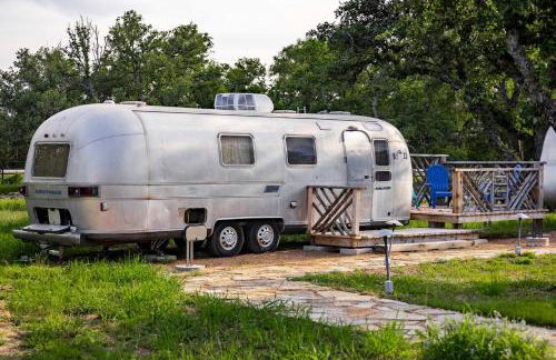 Newly Renovated Camper with Fresh Decor and Tiny Deck in Texas - Foto 1