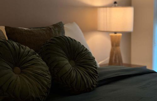 Upscale Escape 10 Min from Disneyland With Pool & Gym - Foto 59