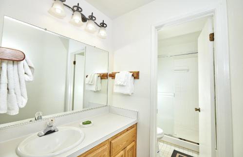 St Anton Wooded View 2-Bedroom Condos with Ski Lockers - Foto 20