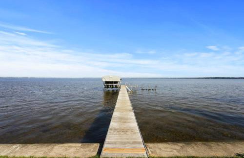 Lakefront - Spacious Family Getaway with Dock! - Foto 43