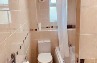 2 bedroom house walking distance to city centre WITH FREE PARKING - Photo 11