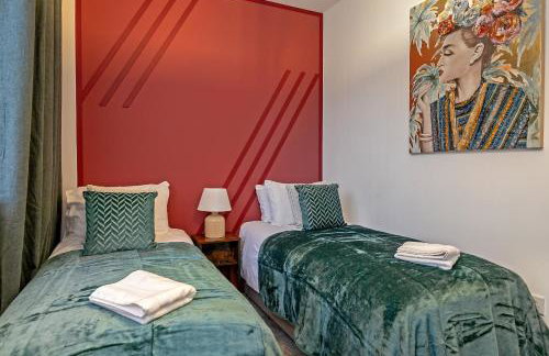 PRIME City Centre Location, THE JUKE BOX SUITE, Secure Gated FREE Parking Space, Unique STYLISH Apartment, AIR CONDITIONING & Two Bathrooms - Photo 31