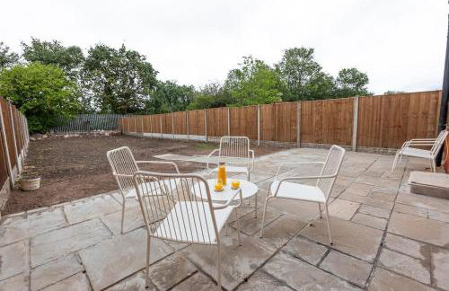 4 Bed Home sleeps 7 close to Cheshire Oaks Princes Rd - Photo 26