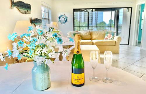 End Unit Steps from Beach Access w/ No Crazy Beach Prices - Foto 11