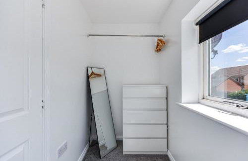 Stylish House with Driveway Parking, Self-Check-In, Fast WiFi and Smart TV by Yoko Property - Foto 8