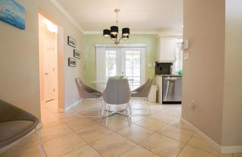 Charming 2 BR home minutes from Siesta Key beaches - Destination Paradise - Foto 10