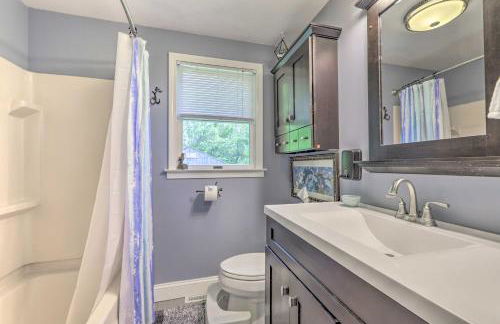 Granby Getaway in the Woods with Spacious Yard! - Foto 13