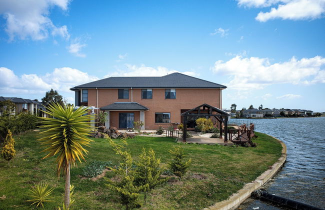 StayAU 5BR Lakefront Escape Point Cook - Foto 1