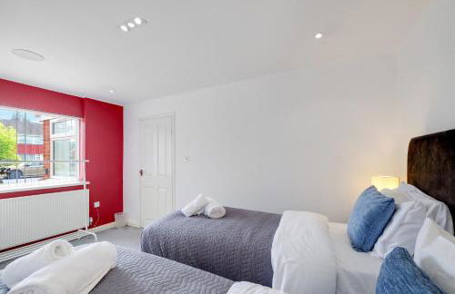 Elegant 5 Bed Home with Garden & Parking - Slough - Foto 8